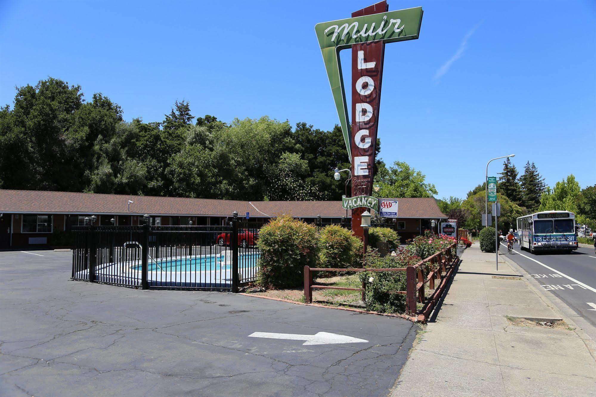 מרטינז Muir Lodge Motel מראה חיצוני תמונה